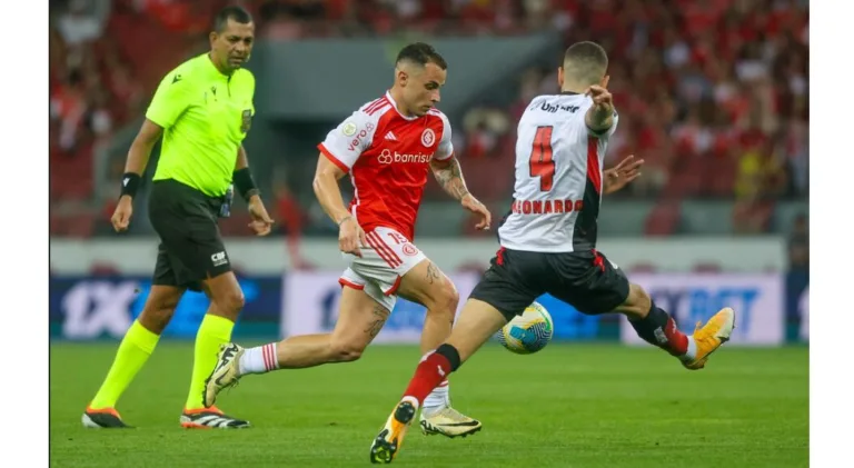 Brasileirão Bruno Gomes em ação pelo Inter contra o Vitória (Foto: Ricardo Duarte/SCI)