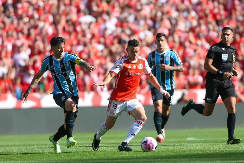 Borré em ação pelo Inter no Gre-Nal (Foto: Ricardo Duarte/SCI)