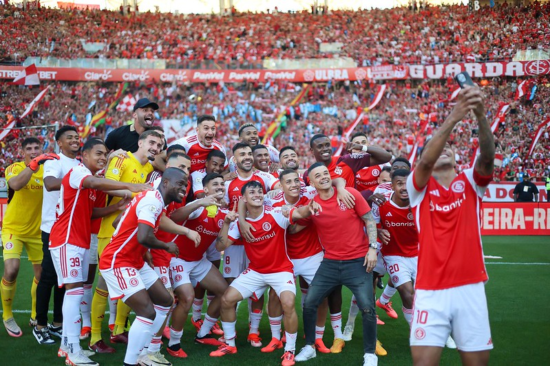 Jogadores comemoram vitória no  Gre-Nal  (Foto: Ricardo Duarte/SCI)