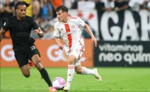 Bernabei em ação pelo Inter contra o Corinthians Guerrinha (Foto: Ricardo Duarte/SCI)