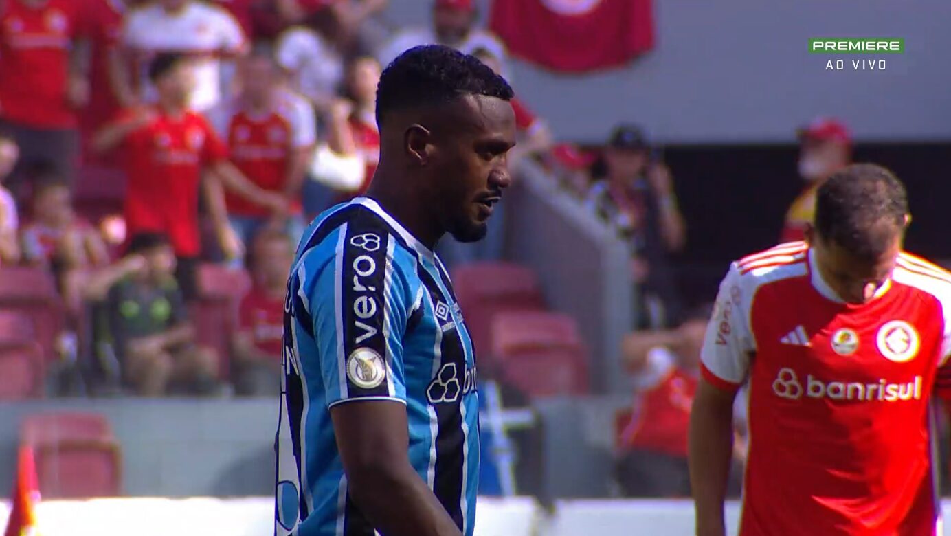 Edenilson pelo rival, no Gre-Nal 443. (Reprodução)