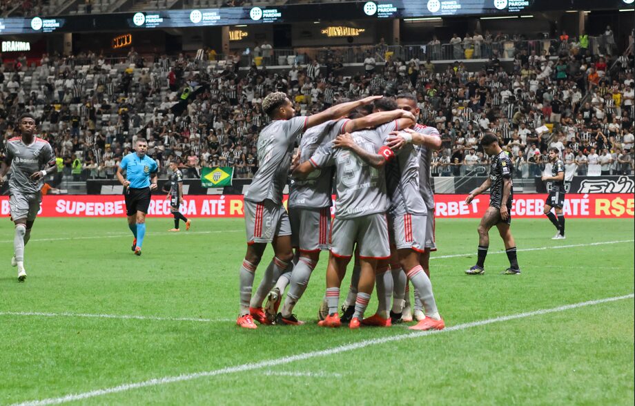 Jogadores do Inter comemoram gol (Foto: Ricardo Duarte/SCI)