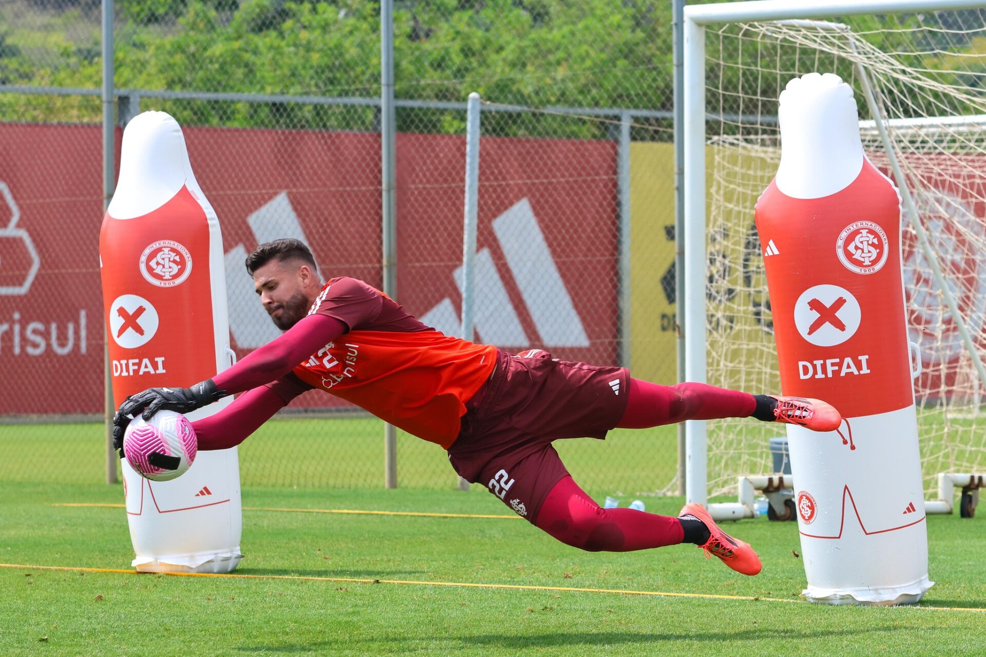Ivan vem treinando normalmente no CT Parque Gigante. (Foto: Ricardo Duarte/ SC Internacional)