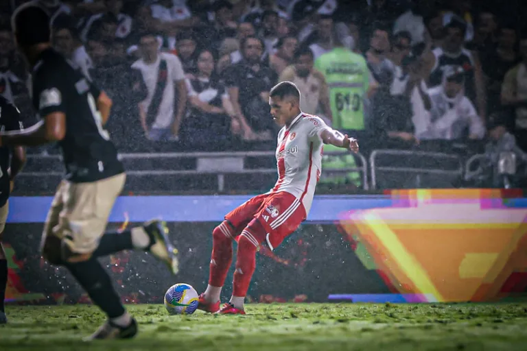 Braian Aguirre em ação pelo Inter contra o Vasco (Foto: Ricardo Duarte/SCI)