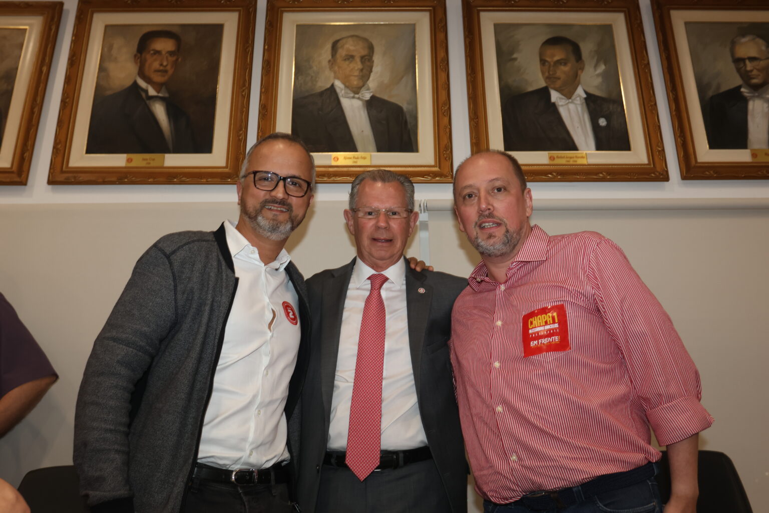 Sergio Juchem ao lado de Alessandro Barcellos e Roberto Melo (Foto: Divulgação/SC Internacional)