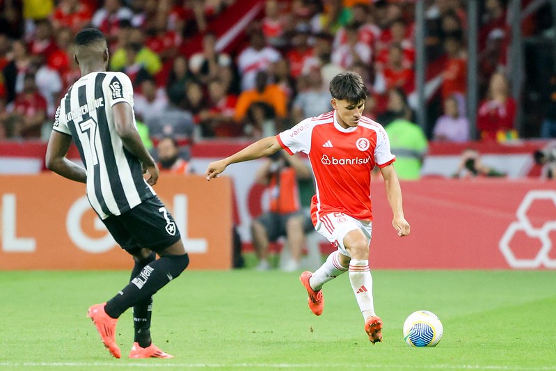 Bernabei pelo Inter contra o Botafogo (Foto: Ricardo Duarte/SCI)