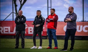 Mercado Juninho José Olavo Bisol, D'Alessandro e André Mazzuco (Foto: Ricardo Duarte/Divulgação, Inter) Willyan Rocha reforço Inter volante