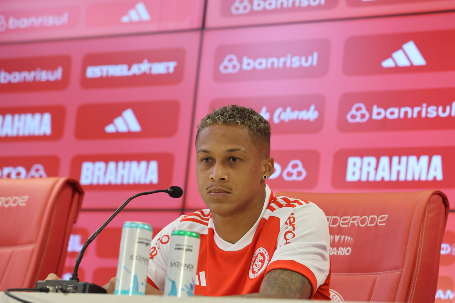 Vitinho foi oficialmente apresentado no Beira-Rio. (Foto: Ricardo Duarte / SC Internacional)