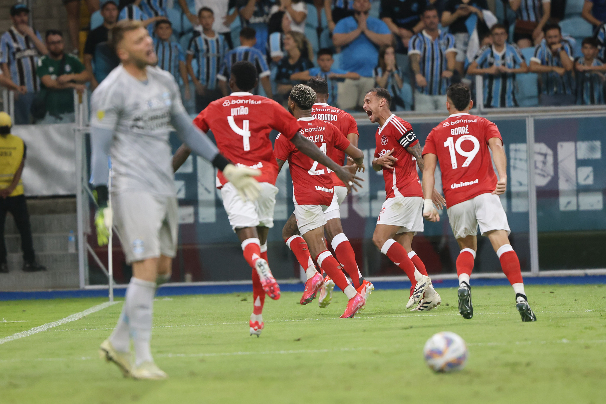 Jogadores do Inter comemoram gol no Gre-Nal na Arena OAS (Foto: Ricardo Duarte/SCI)