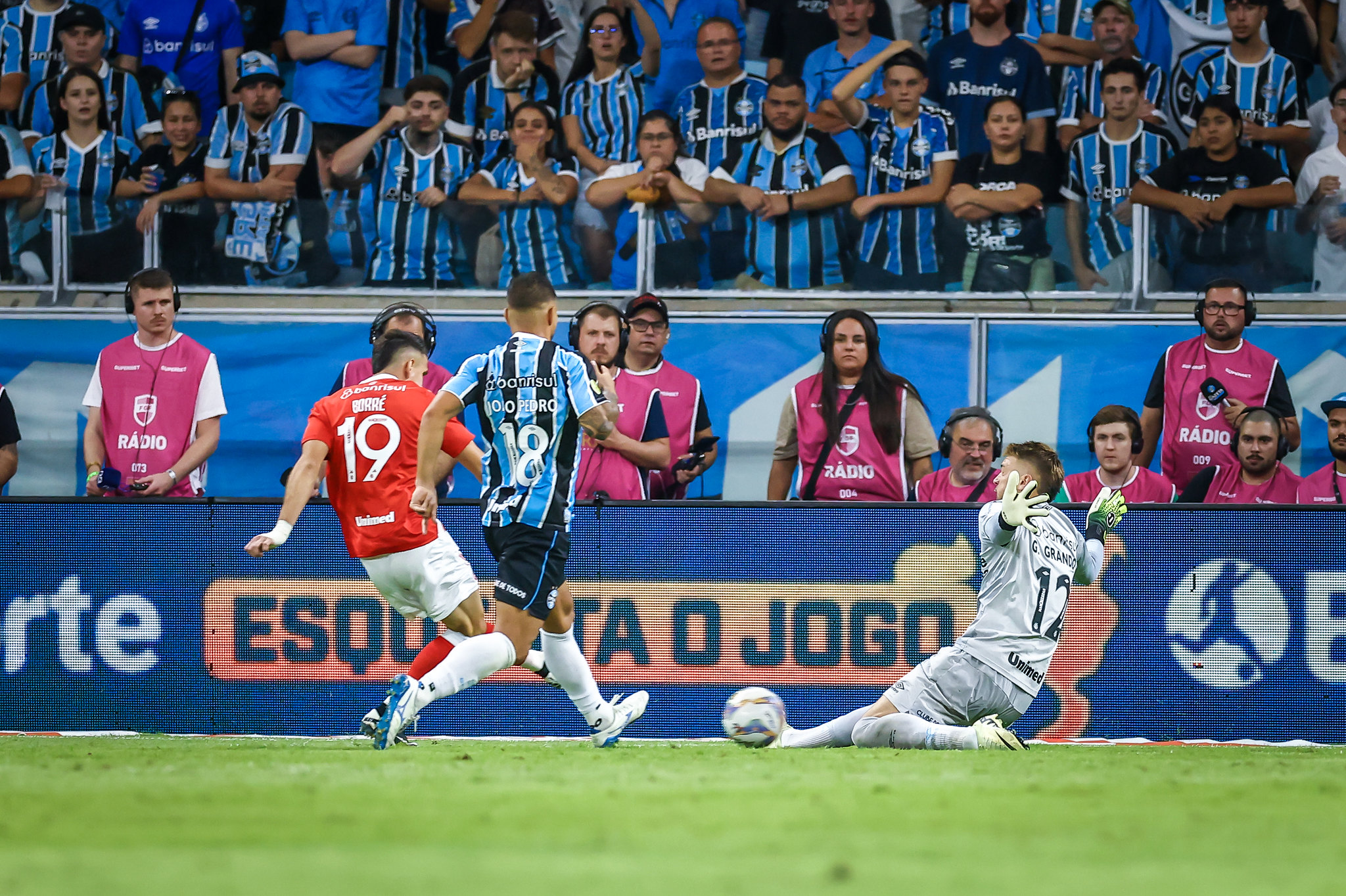 Borré em ação no Gre-Nal, defesa de Gabriel Grando (Foto: Lucas Uebel/GFBPA)