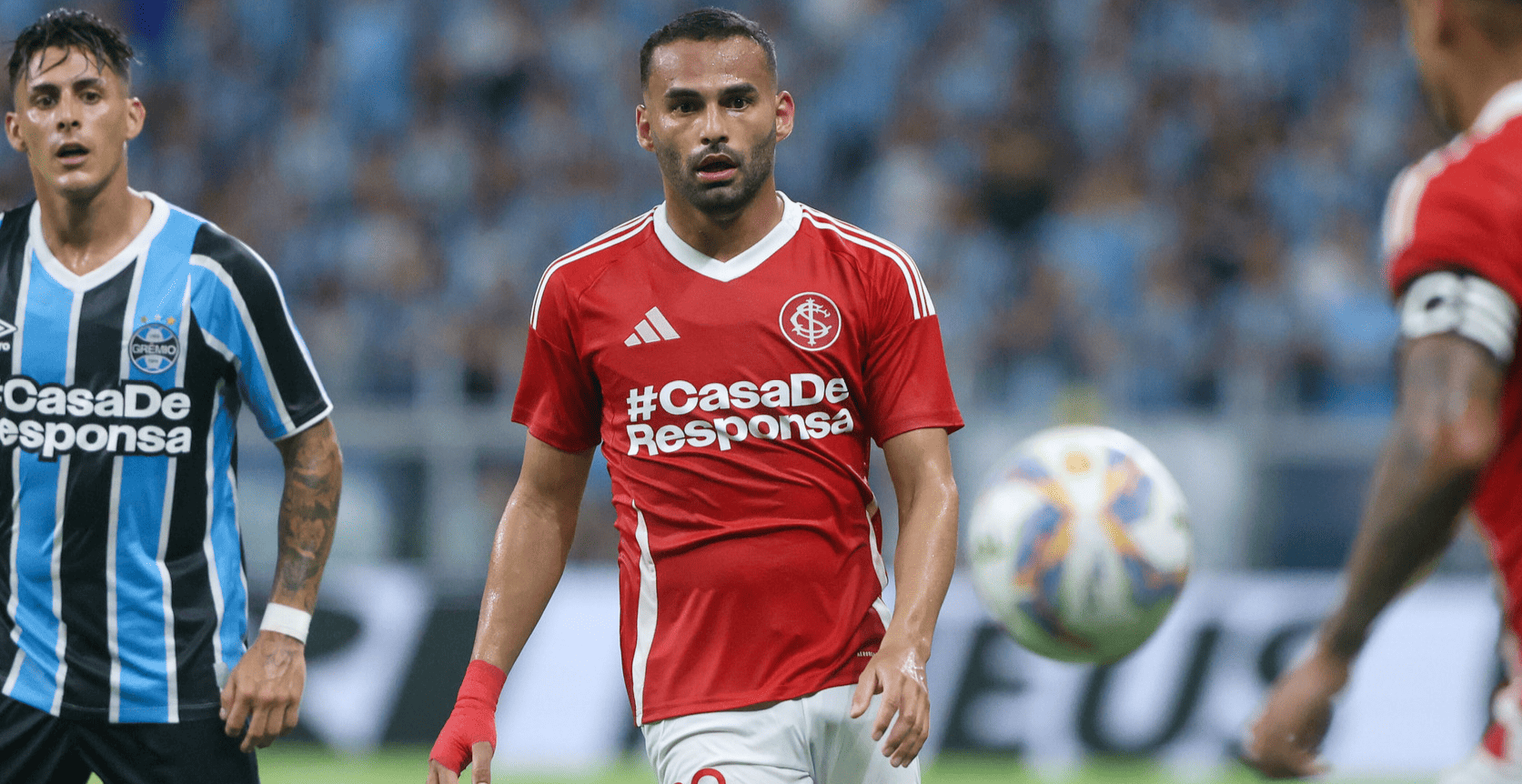 Thiago Maia em ação pelo Inter  no Gre-Nal (Foto: Ricardo Duarte/SCI)