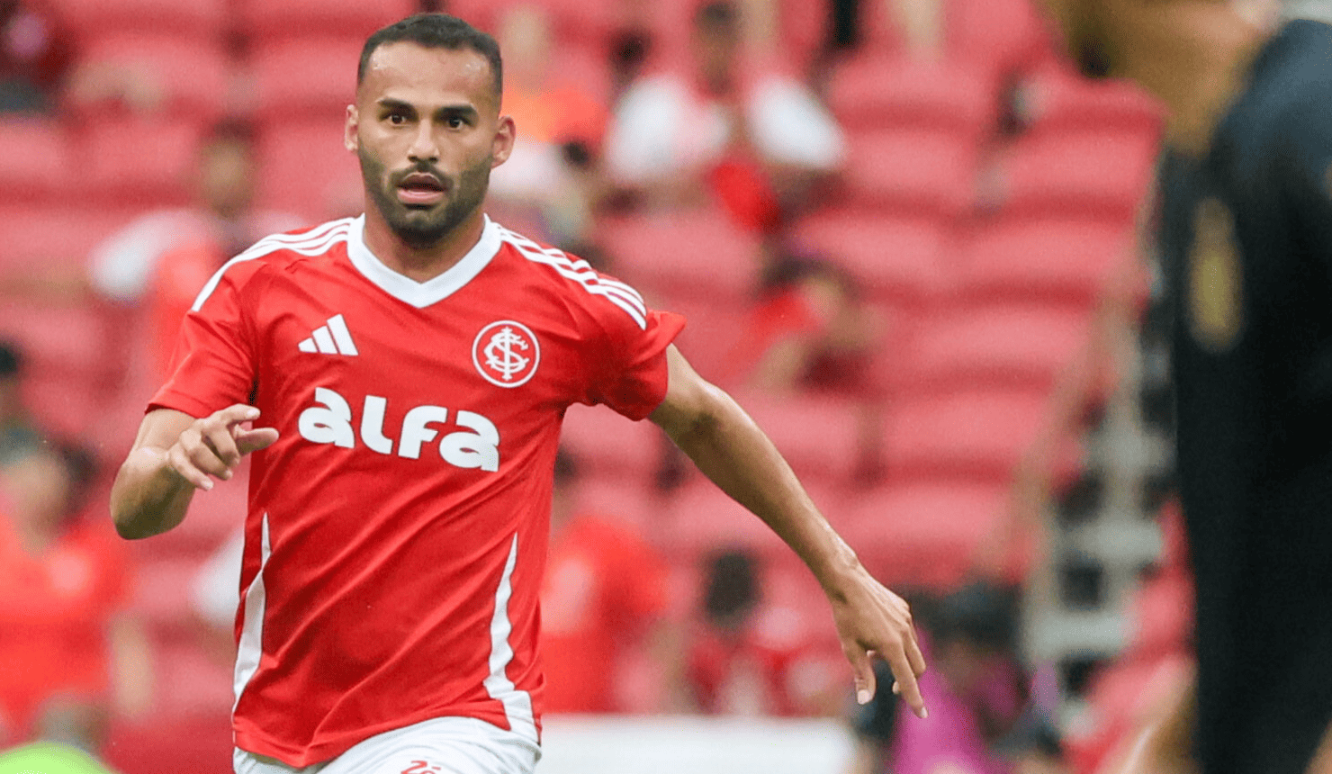Thiago Maia em ação pelo Inter (Foto: Ricardo Duarte/SCI)