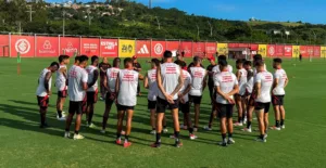 Grupo do Inter no CT Parque Gigante (Foto: Ricardo Duarte/SCI) presidente Gre-Nal Libertadores Cruzeiro elenco