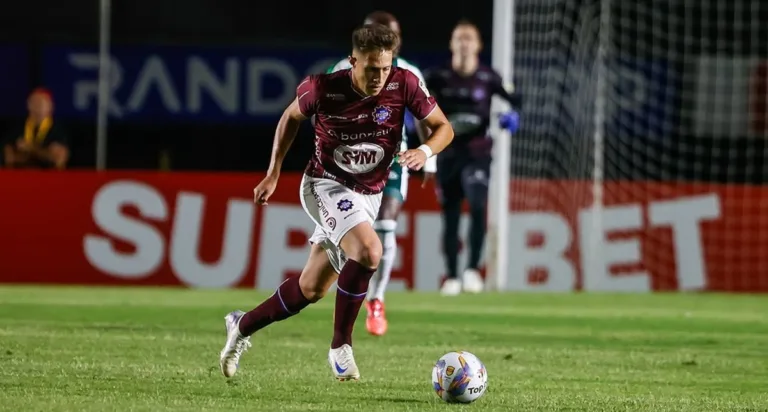 Richard em ação pelo Caxias (Foto: Divulgação/Caxias)