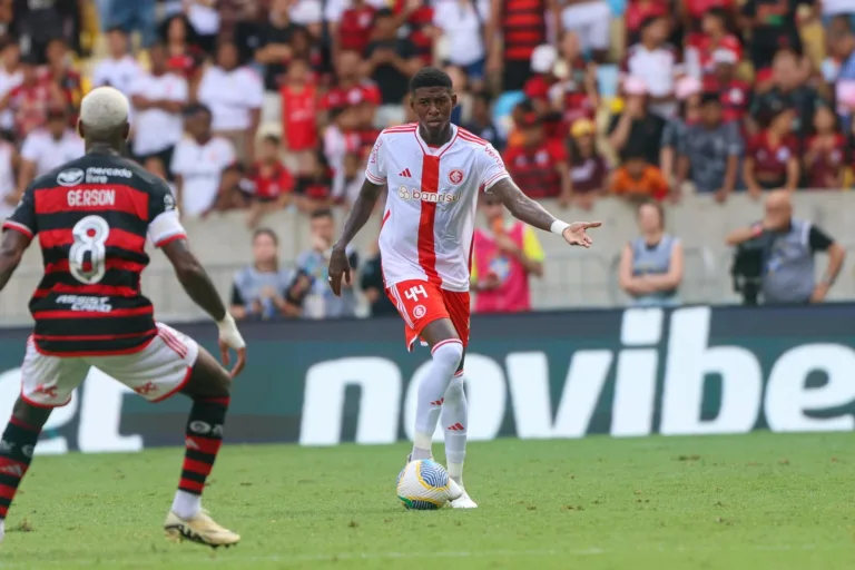 Vitão em ação pelo Inter contra o Flamengo pelo Brasileirão (Foto: Ricardo Duarte/SCI) Wesley Libertadores