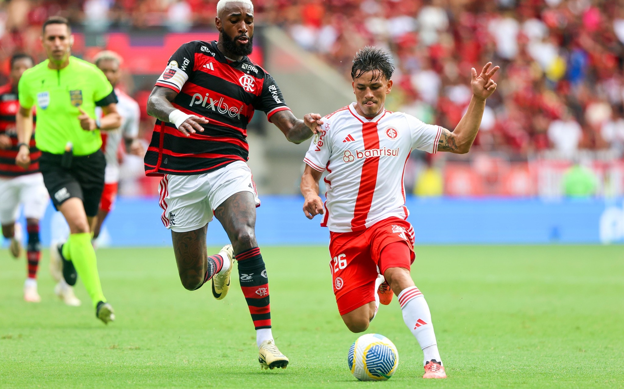 Bernabei em ação pelo Inter contra o Flamengo pelo Brasileirão (Foto: Ricardo Duarte/SCI)