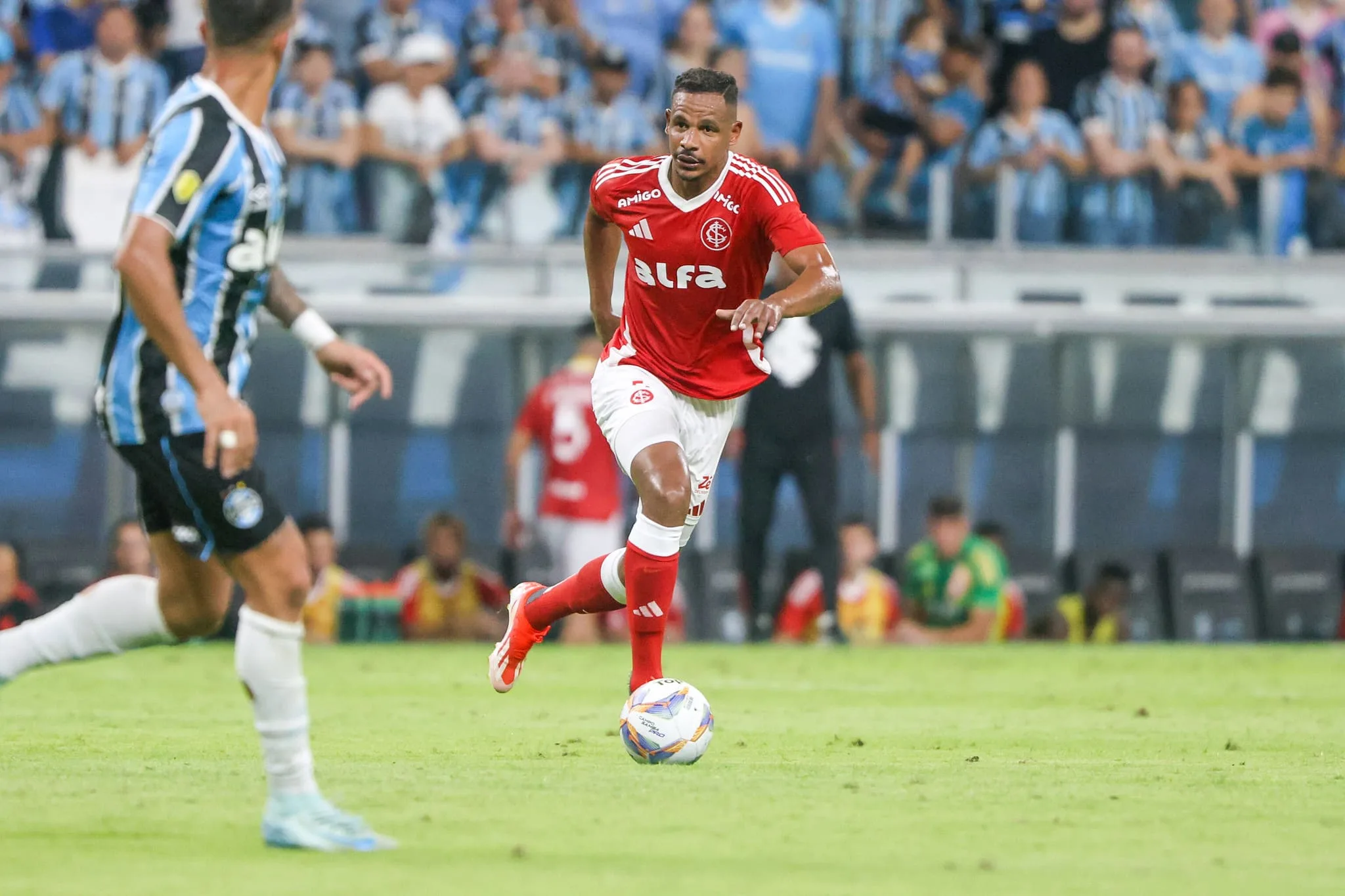 Fernando em ação no Gre-Nal (Foto: Ricardo Duarte/SCI)