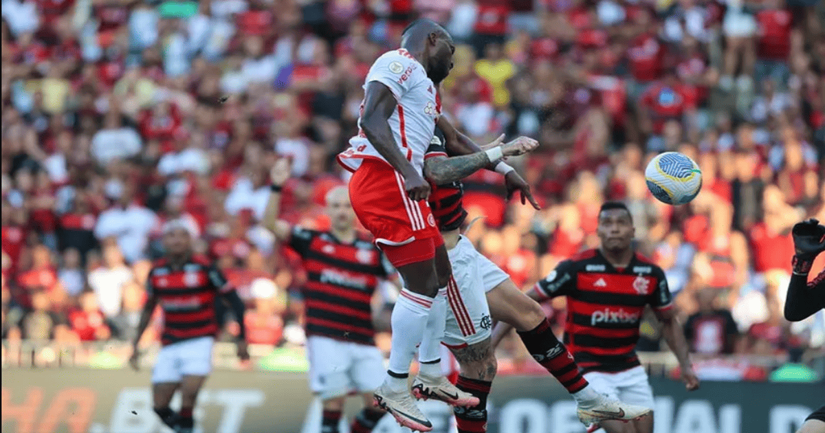 Inter Enner Valencia contra o Flamengo (Foto: Ricardo Duarte/SCI) 