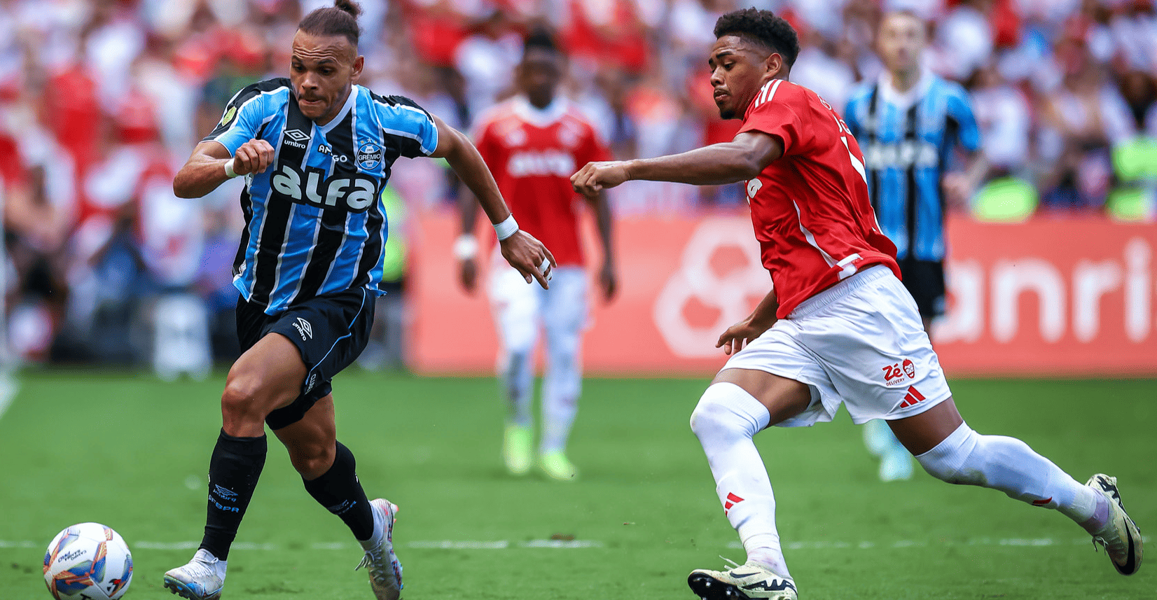 Victor Gabriel em ação contra Braitwhite no Gre-Nal (Foto: Lucas Uebel/GFBPA)