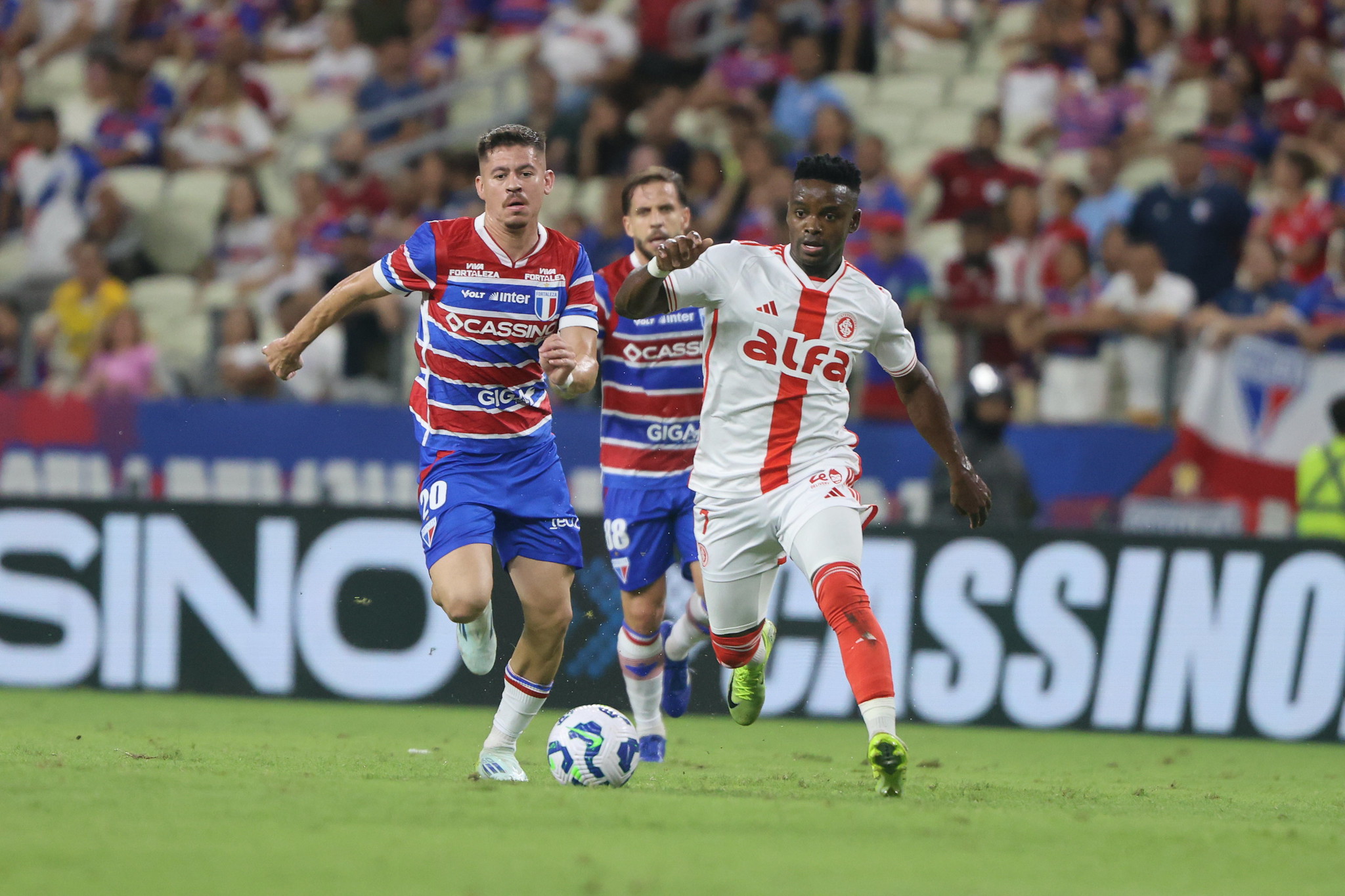 Carbonero em ação pelo Inter contra o Fortaleza no Brasileirão (Foto: Ricardo Duarte/SCI)