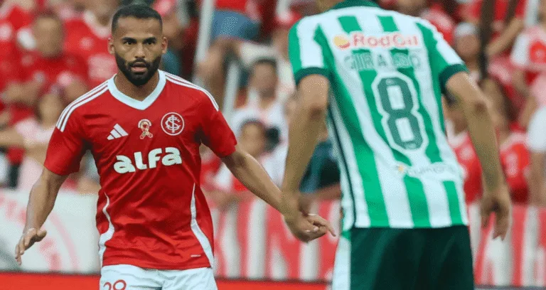 Thiago Maia em ação pelo Inter contra o Juventude (Foto: Ricardo Duarte/SCI) Inter Brasileirão UNIFORME Flamengo Inter