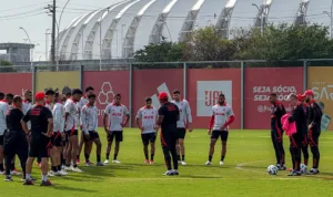 Grupo do Inter no CT Parque Gigante (Foto: Ricardo Duarte/SCI) presidente Thiago Maia Arábia Saudita Ricardo Mathias Corinthians Inter Gustavo Prado relacionados Wesley volante Henrique Menke Matheus Dias Centroavante