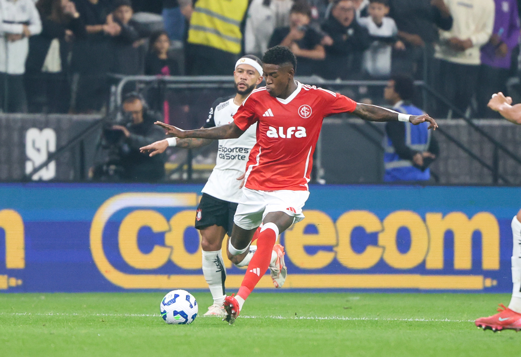 Vitão em ação contra o Corinthians de Memphis Depay (Foto: Ricardo Duarte/SCI)