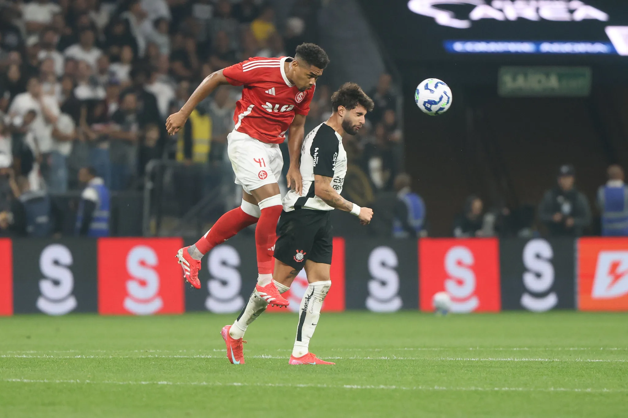 Victor Gabriel em lance com Yuri Alberto do Corinthians (Foto: Ricardo Duarte/SCI) Campeonato Brasileiro Benjamin Back