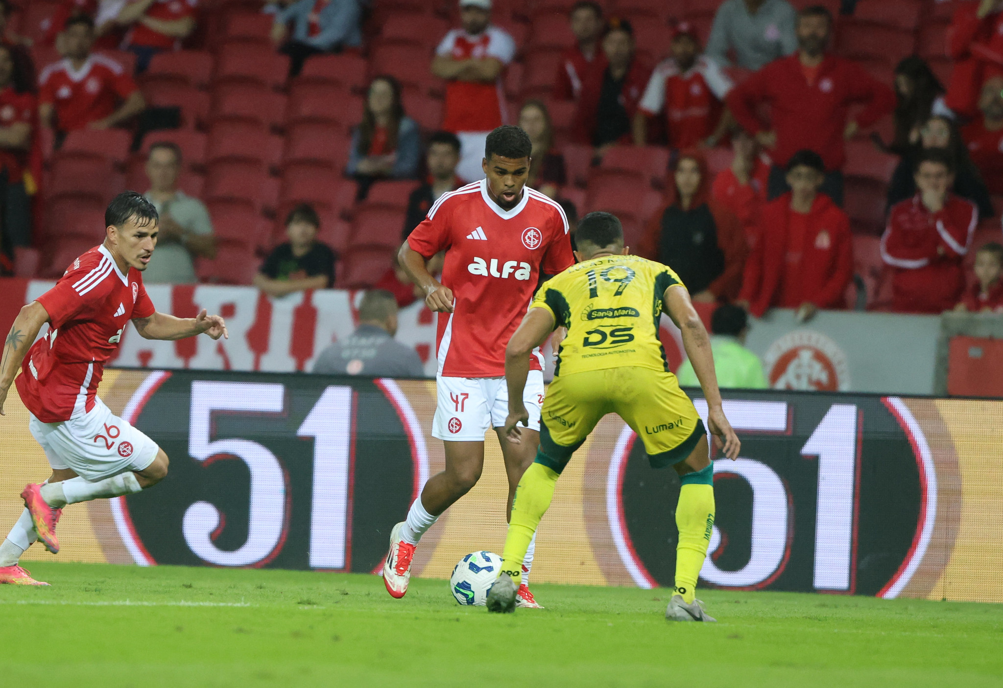 Gustavo Prado em ação pelo Inter contra o Mirassol (Foto: Ricardo Duarte/SCI)