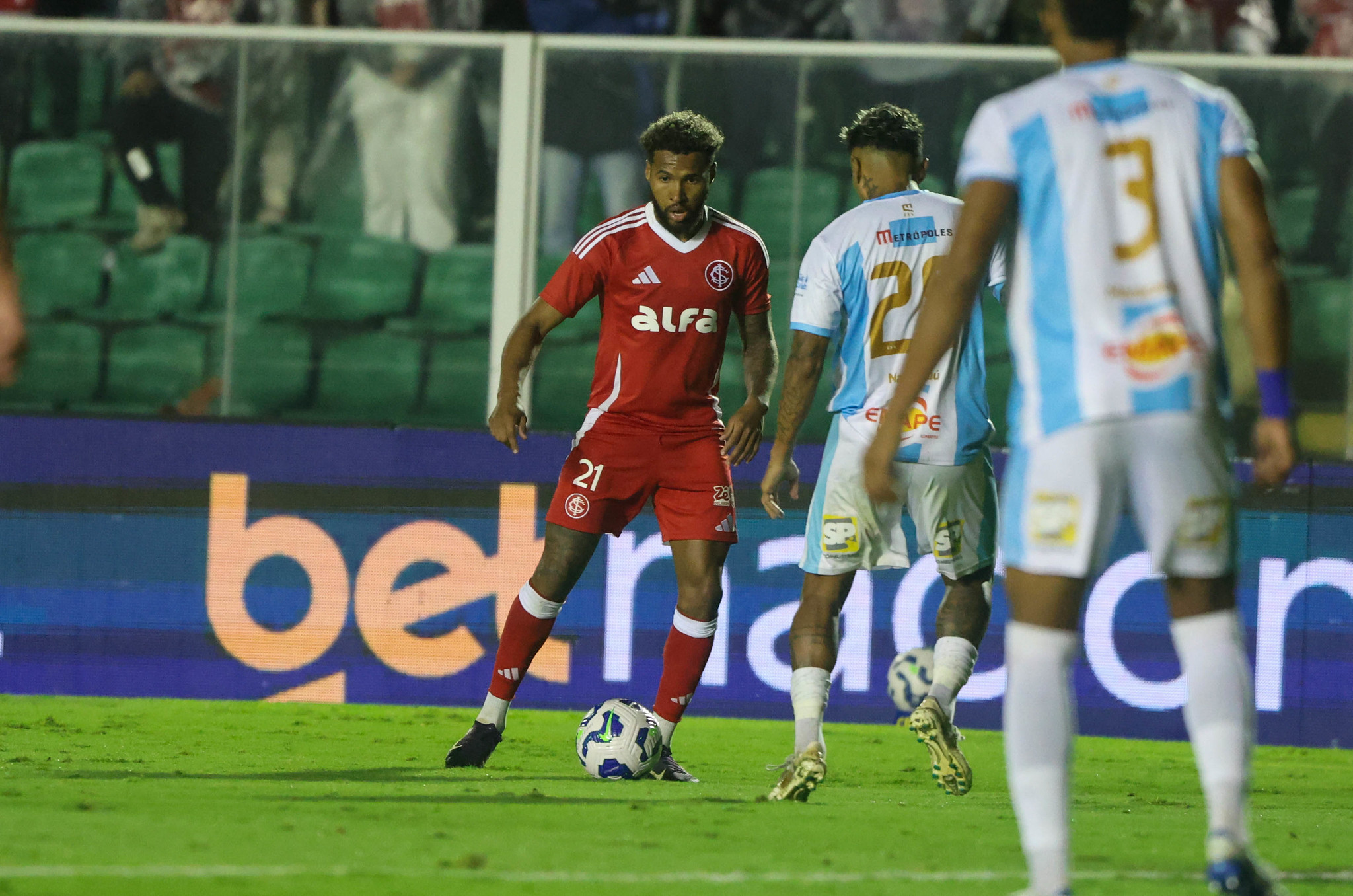 Wesley em ação contra o Maracanã pela Copa do Brasil (Foto: Ricardo Duarte/Inter)