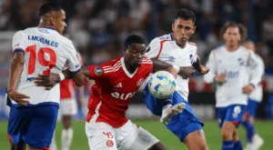 Ricardo Mathias em ação pelo Inter contra o Nacional pela Libertadores (Foto: Ricardo Duarte/SCI)