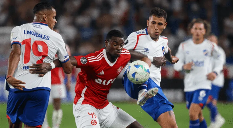 Ricardo Mathias em ação pelo Inter contra o Nacional pela Libertadores (Foto: Ricardo Duarte/SCI)