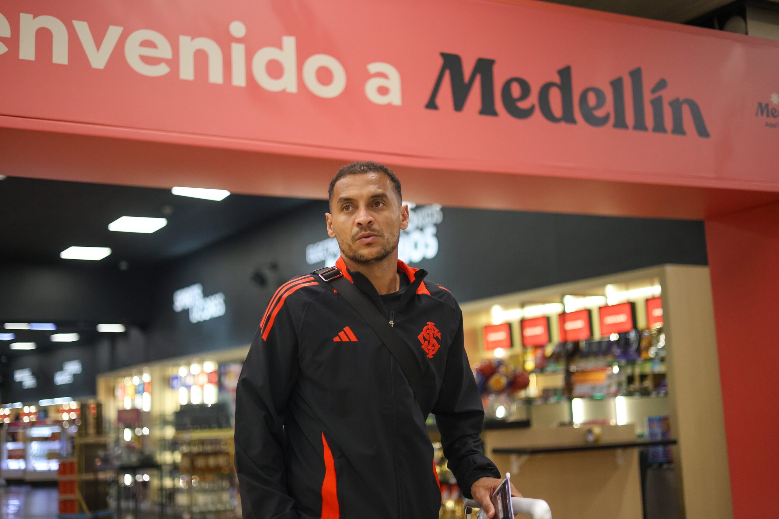 Alan Patrick na chegada do Inter à Colômbia (Foto: SCI) 