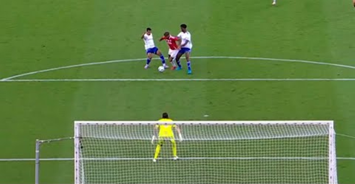 Lance com Wesley contra o Cruzeiro foi citado em súmula do Brasileirão (Reprodução)