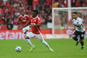 Carbonero contra o Vitória (Foto: Ricardo Duarte/SCI)