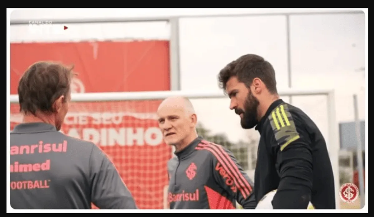 Alisson e Taffarel em treinamentos no CT Parque Gigante (Reprodução)