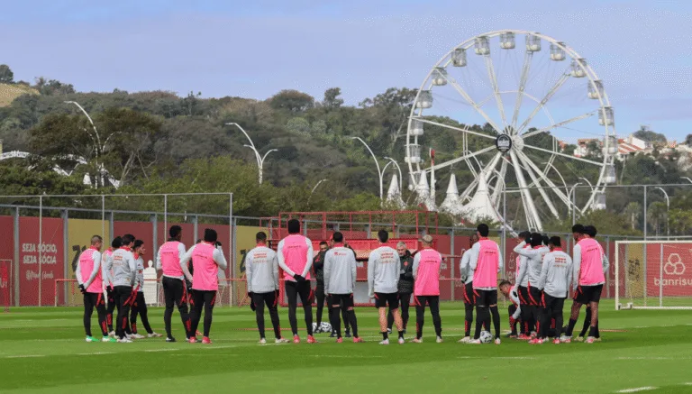 Grupo do Inter no CT Parque Gigante (Foto: Ricardo Duarte/SCI) Nathan novo clube Inter comunica que jogador sofreu lesão no menisco Inter reforço
