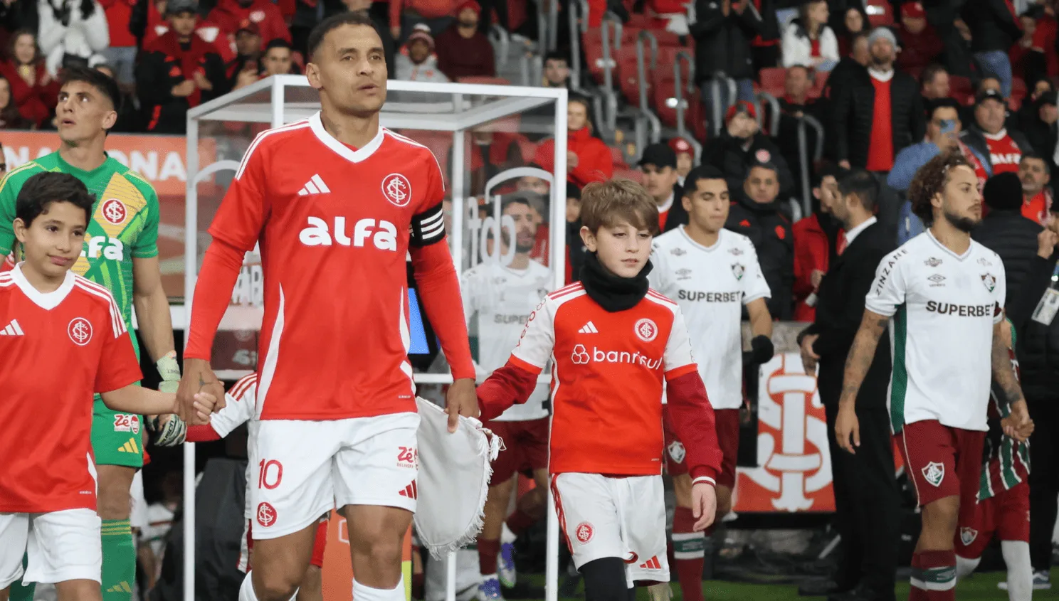 Alan Patrick contra o Fluminense (Foto: Ricardo Duarte/SCI)