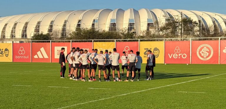 Grupo do Inter no CT Parque Gigante (Foto: Ricardo Duarte/SCI) Roger Machado jogador empréstimo Inter Henrique Menke Manchester United Ricardo Mathias