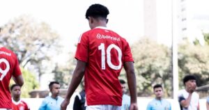 João Kempes (Reprodução/Instagram/jgkempes) Inter Chapecoense Filho de vítima do voo da Chapecoense é destaque na base do Inter