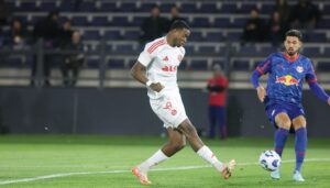 Ricardo Mathias em ação contra o Bragantino