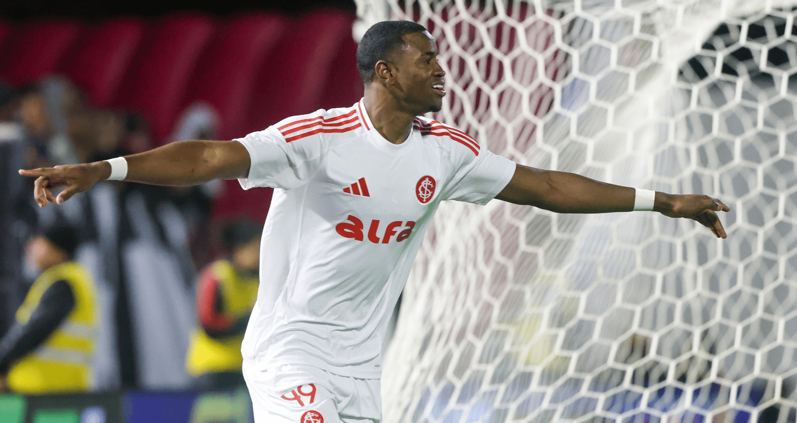 Ricardo Mathias em ação contra o Bragantino