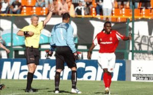 Tinga foi expulso em 2005 contra o Corinthians