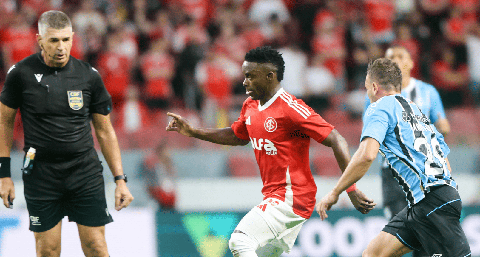 Árbitro Marcelo de Lima Henrique observa Carbonero e Arthur no Gre-Nal 