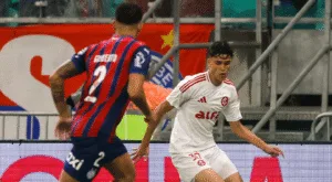 Lateral Alisson em ação pelo Inter contra o Bahia