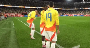 Rafael Borré prestes a entrar na partida pela Colômbia