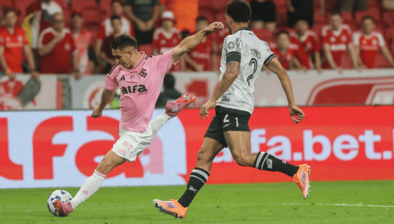 Rafael Borré de camisa rosa do Inter contra o Botafogo (Foto: Ricardo Duarte/SCI)