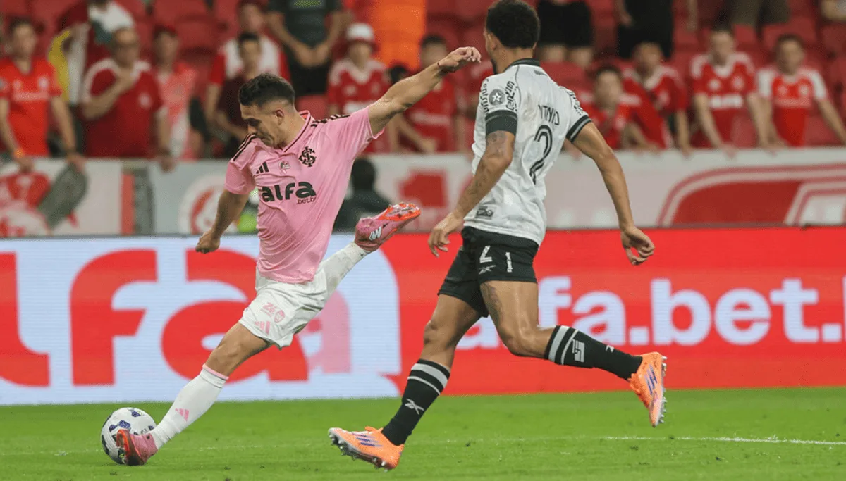 Rafael Borré de camisa rosa do Inter contra o Botafogo (Foto: Ricardo Duarte/SCI)