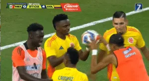 Carbonero comemora gol pela seleção da Colômbia