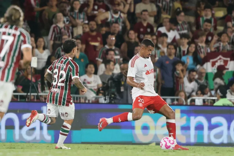 Clayton Sampaio em ação pelo Inter contra o Fluminense